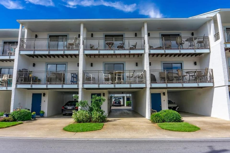 Property building, Day, Balcony/Terrace