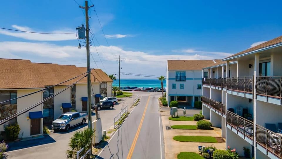 Property building, Day, Neighbourhood, Natural landscape, Sea view, Street view, Parking