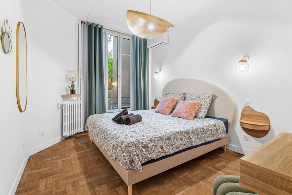 Photo of the whole room, Bedroom