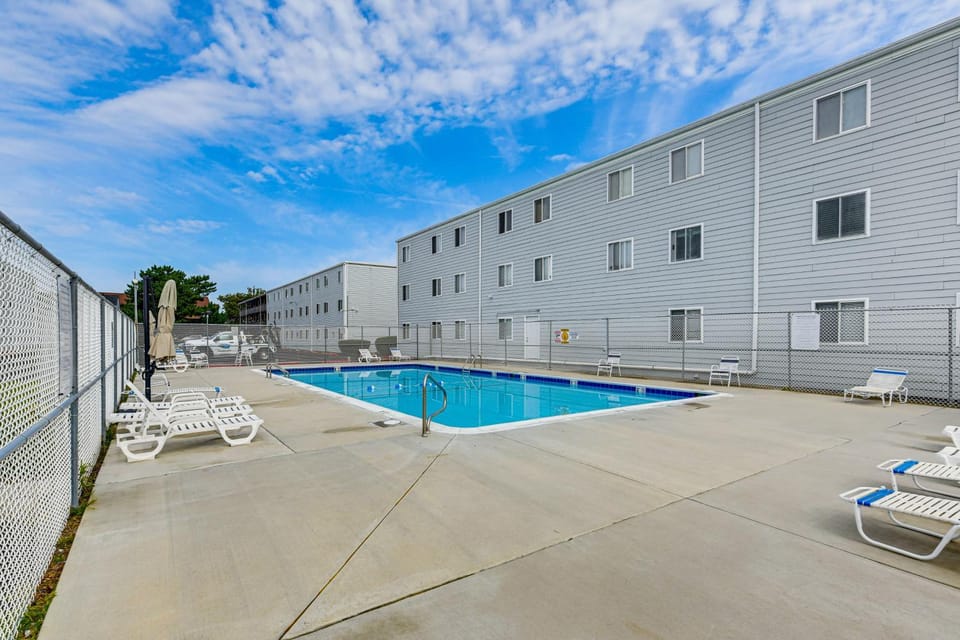 1 Mi to Jolly Roger! Poolside Family Retreat House in Ocean City