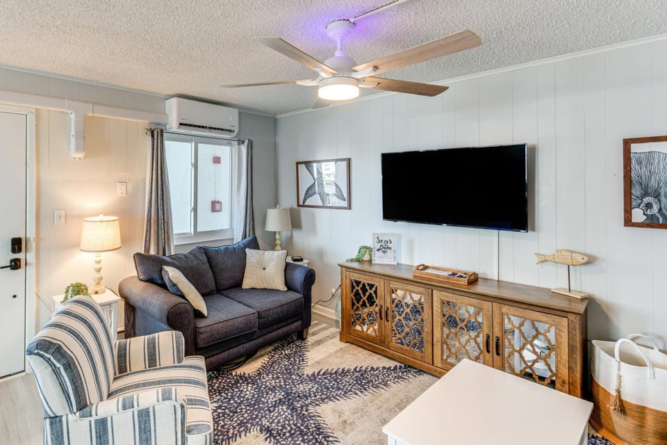 1 Mi to Jolly Roger! Poolside Family Retreat House in Ocean City