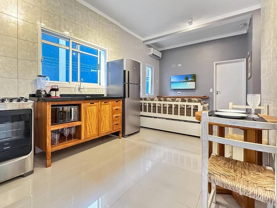 TV and multimedia, Kitchen or kitchenette, Dining area, oven, stove