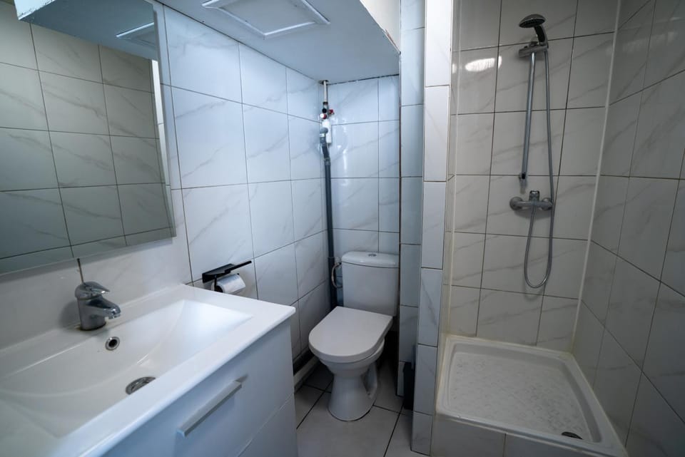 Shower, Toilet, Bathroom, towels
