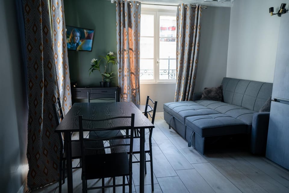 Bed, Photo of the whole room, Seating area, Bedroom