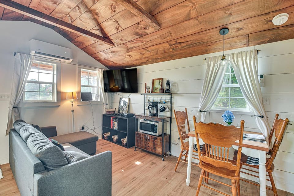 Isle La Motte Cabin ~ 3 Mi to Lake Champlain! Cabin in Isle La Motte