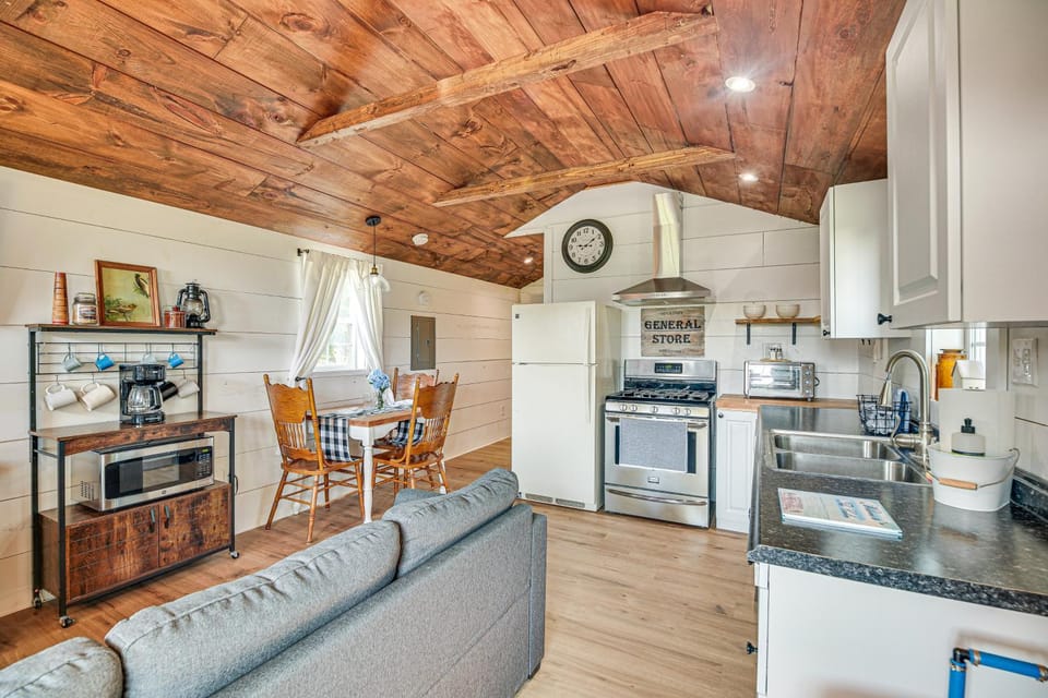 Isle La Motte Cabin ~ 3 Mi to Lake Champlain! Cabin in Isle La Motte
