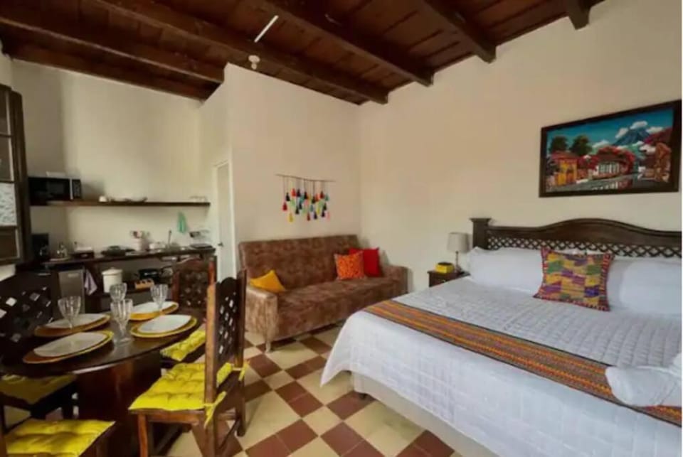 T1-House 14 guests 3 blocks from Central Park Apartment in Antigua Guatemala