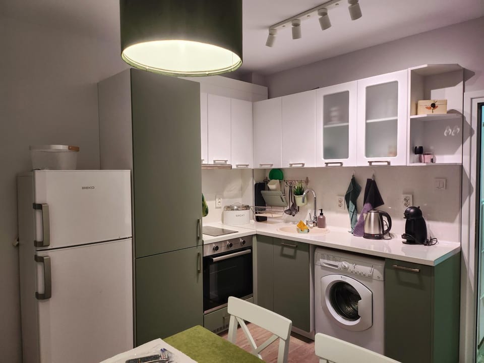 Coffee/tea facilities, Kitchen or kitchenette, oven, stove, washing machine