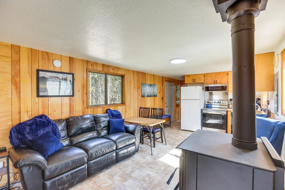 1 Mi to State Park: Peaceful La Pine Cabin w/ Deck Cabin in Oregon