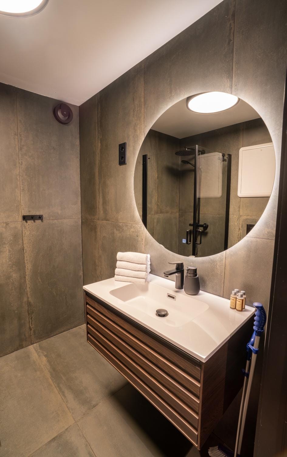 Bathroom, towels