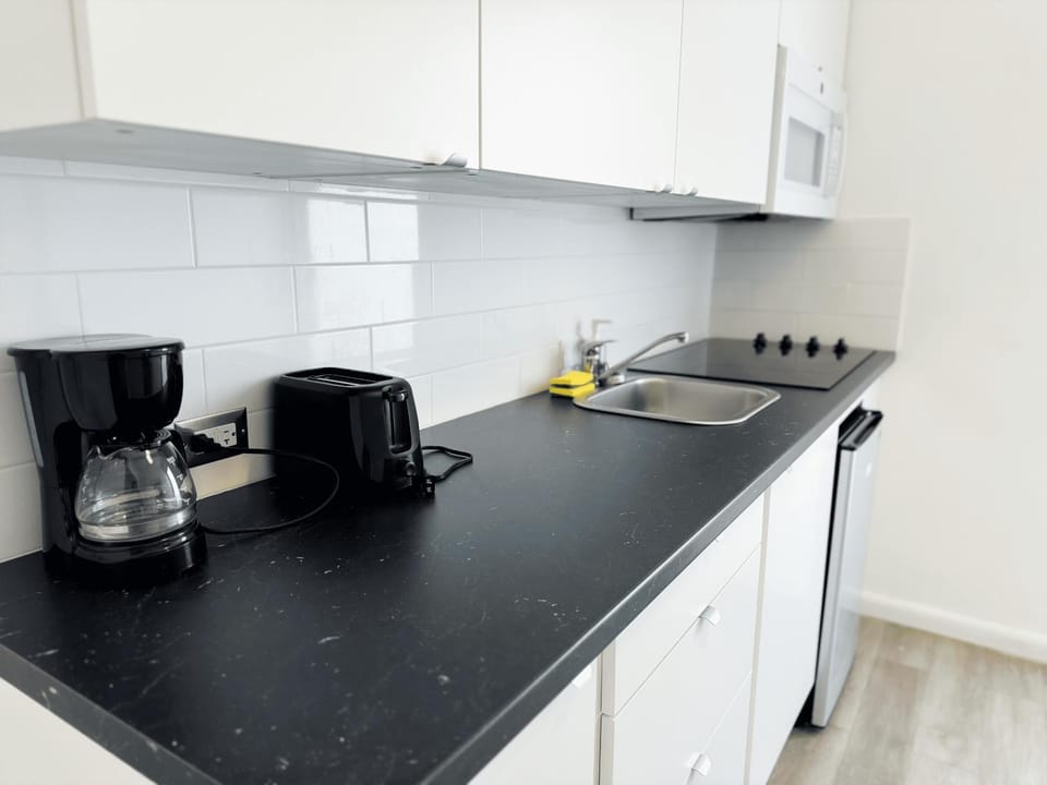 Coffee/tea facilities, Kitchen or kitchenette, stove, toaster