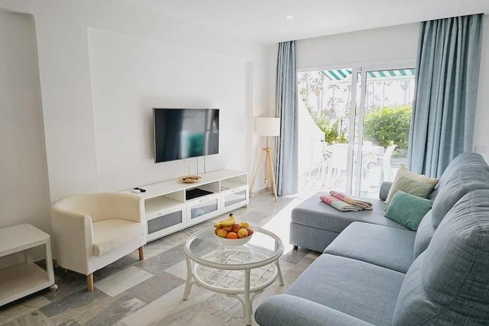 TV and multimedia, Living room, Seating area, Evening entertainment
