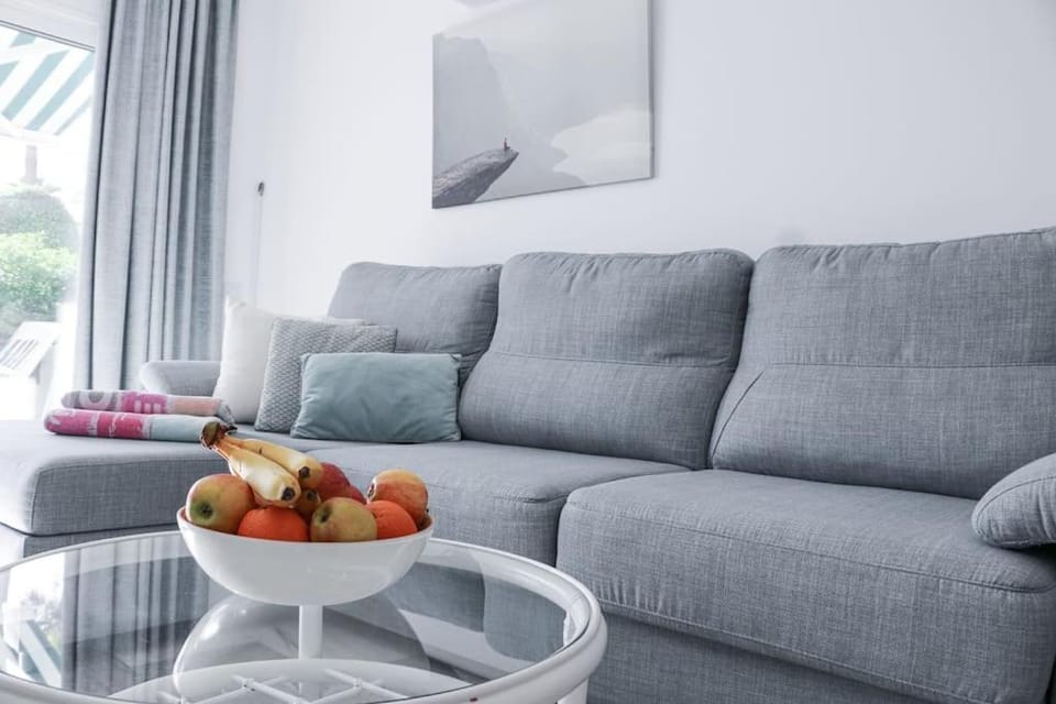 Living room, Food and drinks, Seating area
