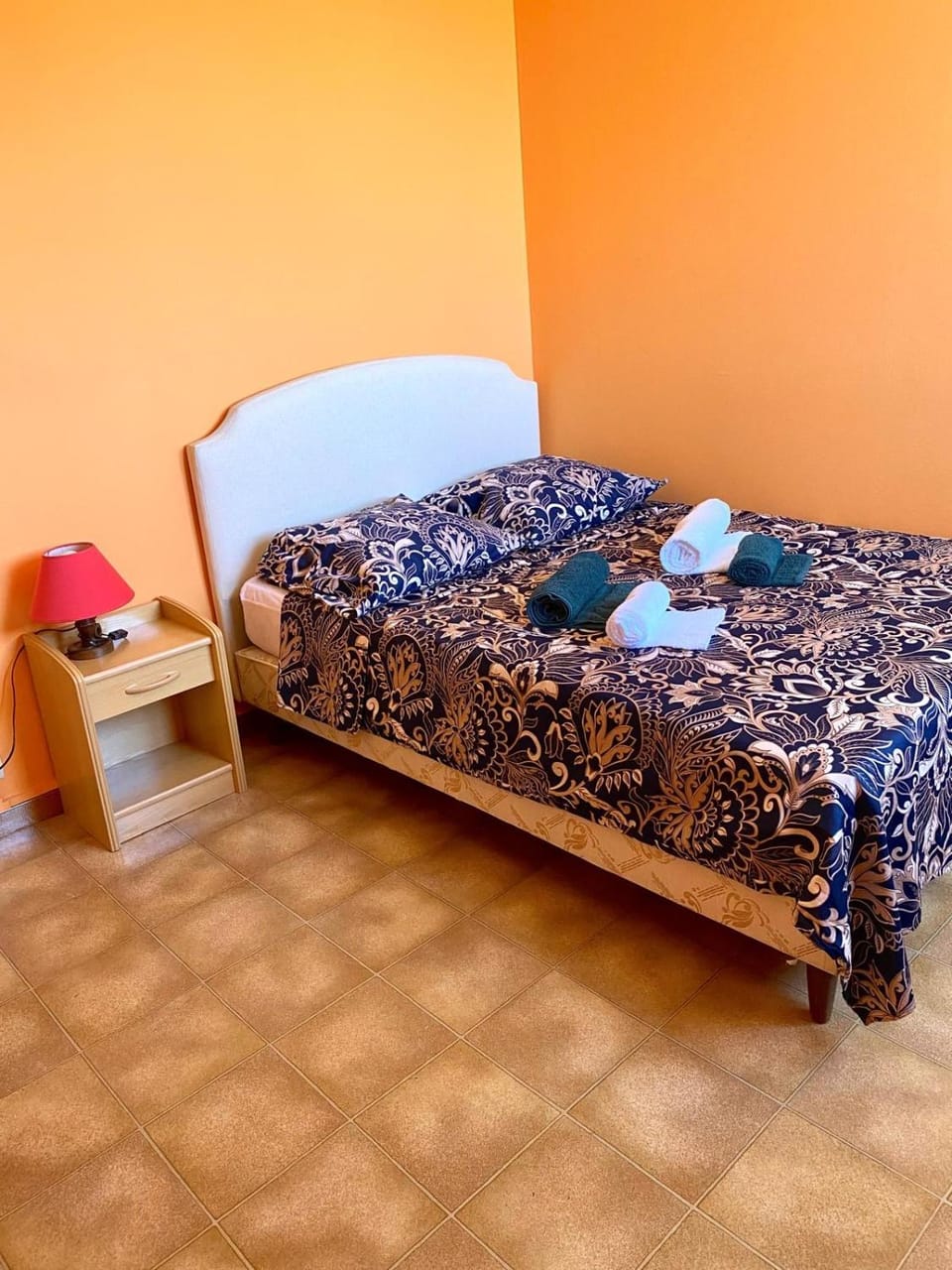 Bed, Bedroom, towels