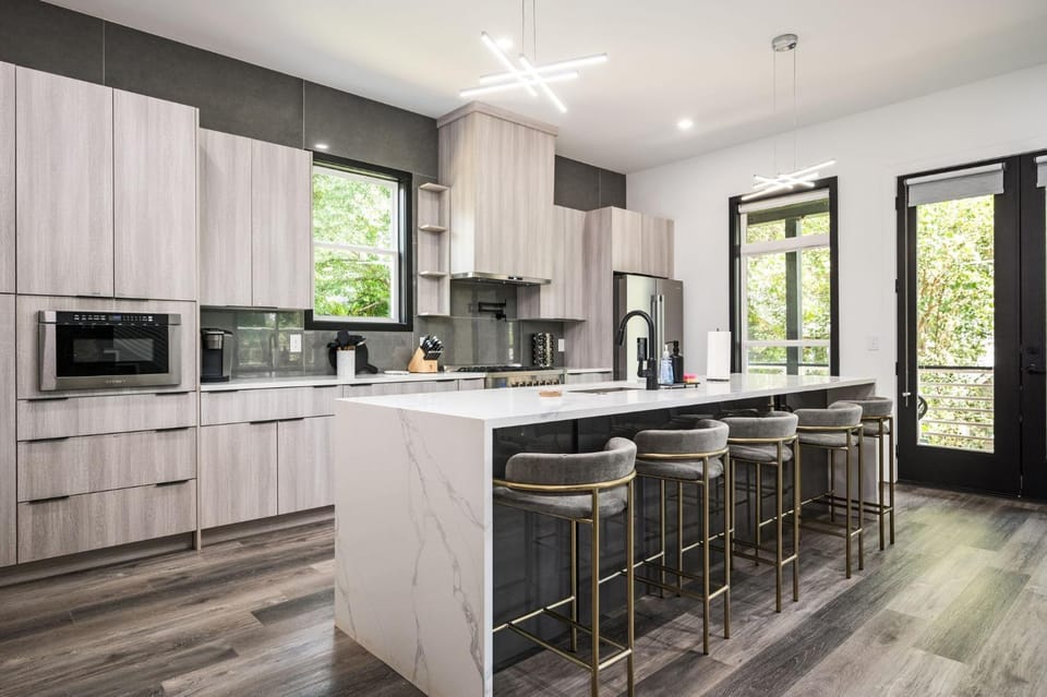 Kitchen or kitchenette, Dining area, minibar, oven, stove