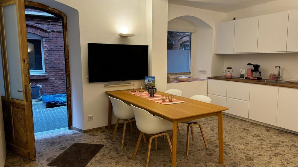 Property building, TV and multimedia, Kitchen or kitchenette, Seating area