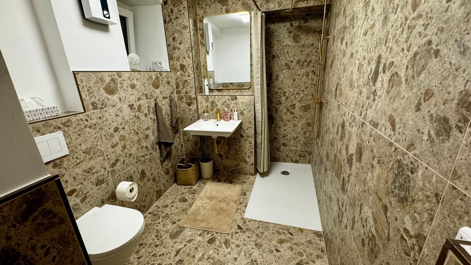 Shower, Toilet, Bathroom, towels