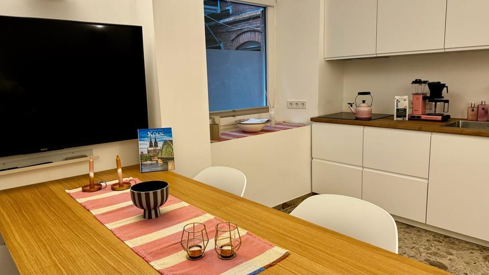 TV and multimedia, Coffee/tea facilities, Kitchen or kitchenette, Dining area, stove