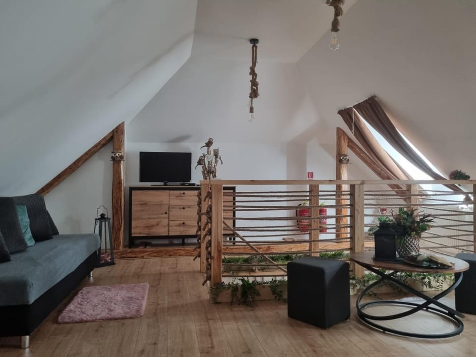 Communal lounge/ TV room, TV and multimedia, Living room, Seating area, Evening entertainment