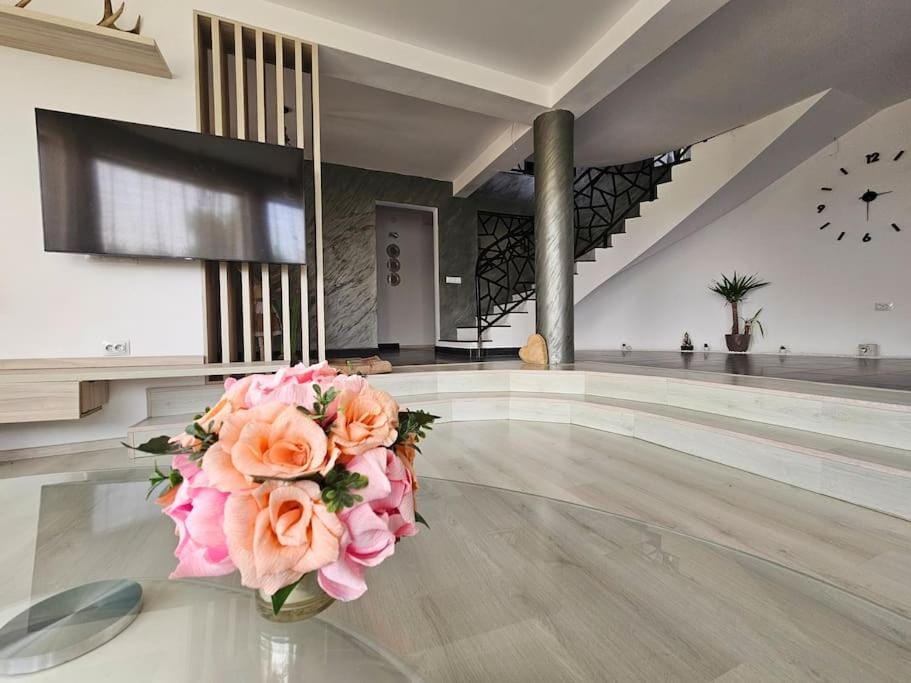 Brit House Pitesti X Villa in Romania