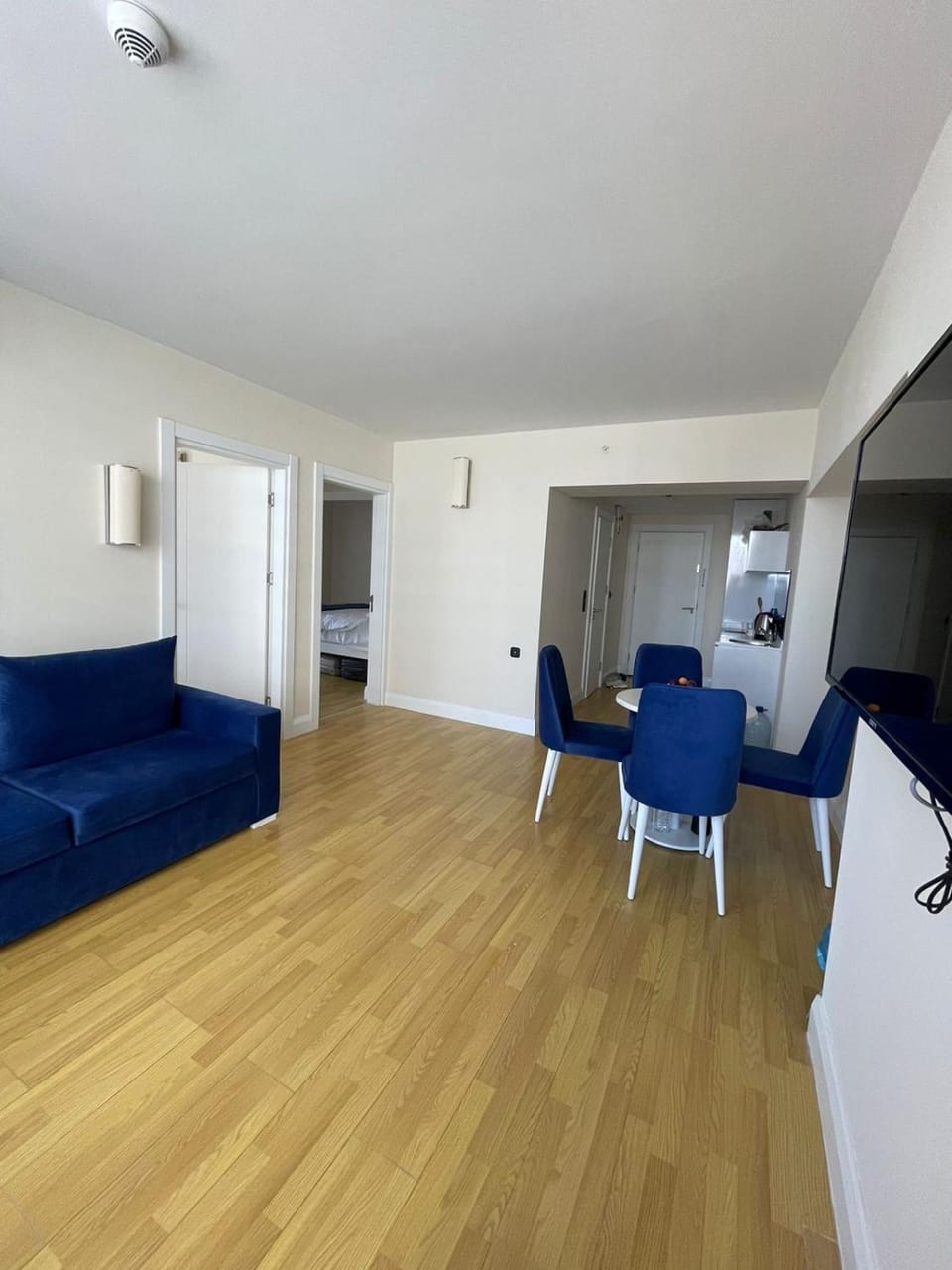 TV and multimedia, Kitchen or kitchenette, Living room, Seating area, Dining area