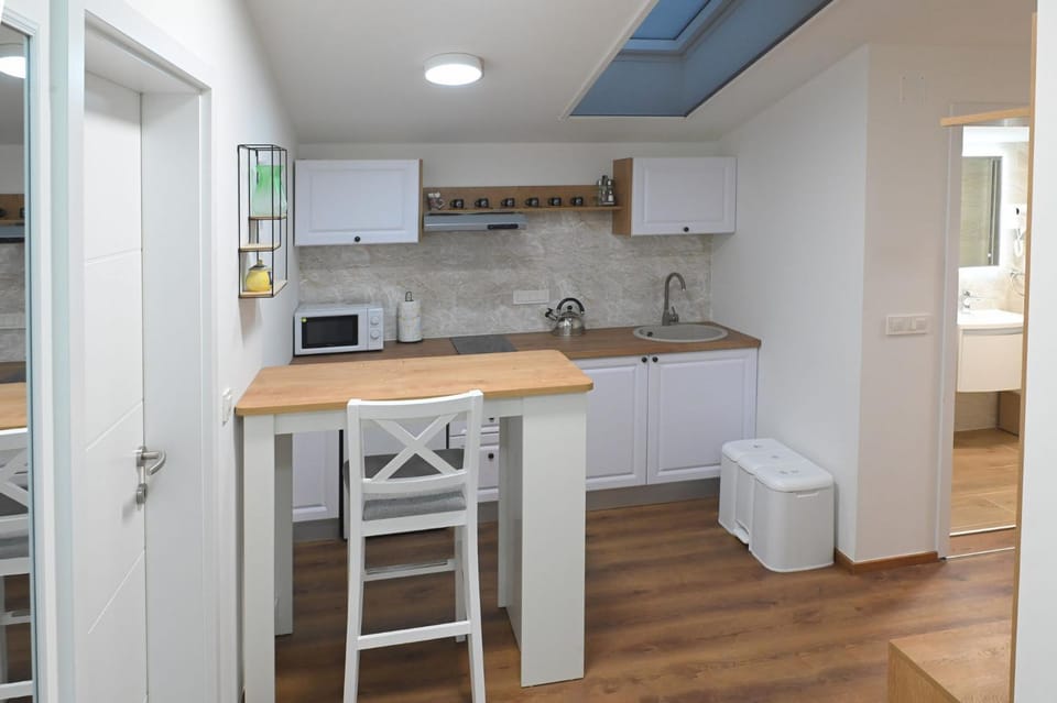 Kitchen or kitchenette, Dining area, stove