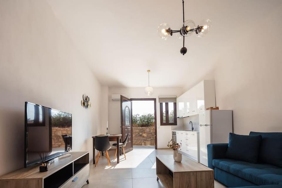 TV and multimedia, Kitchen or kitchenette, Living room, Seating area, Dining area