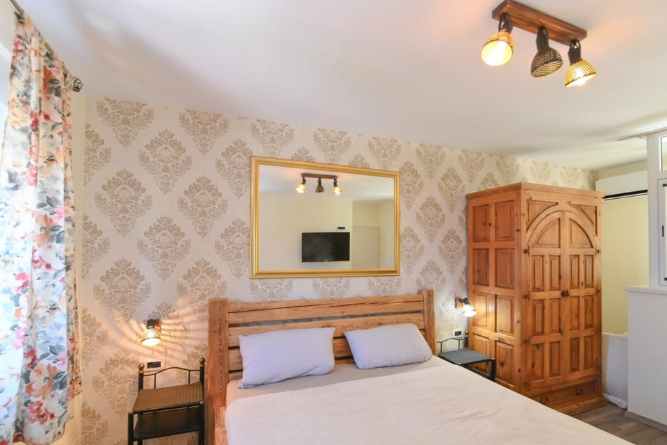 Bed, Photo of the whole room, Bedroom, wardrobe
