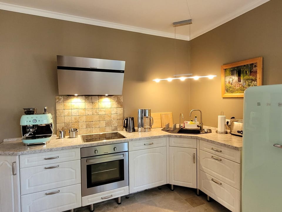 Coffee/tea facilities, Kitchen or kitchenette, dishwasher, oven, stove