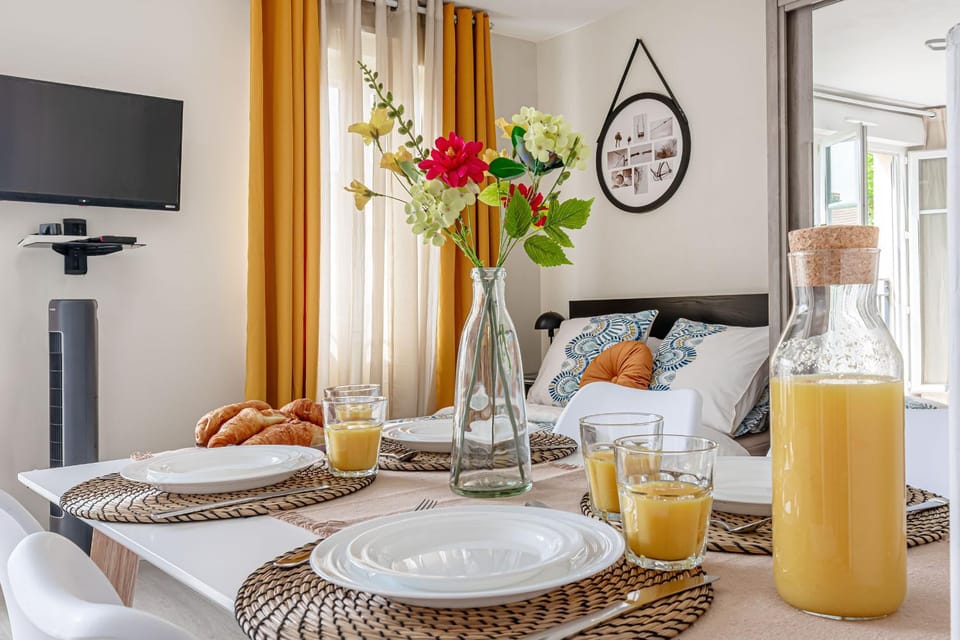 Bed, Photo of the whole room, Dining area