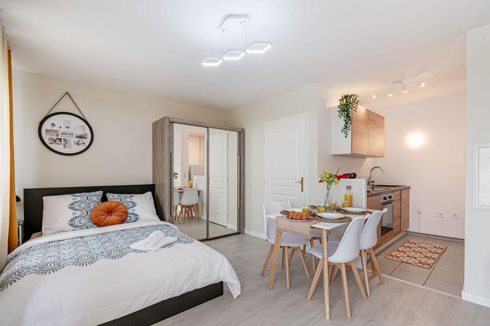 Kitchen or kitchenette, Dining area, Bedroom