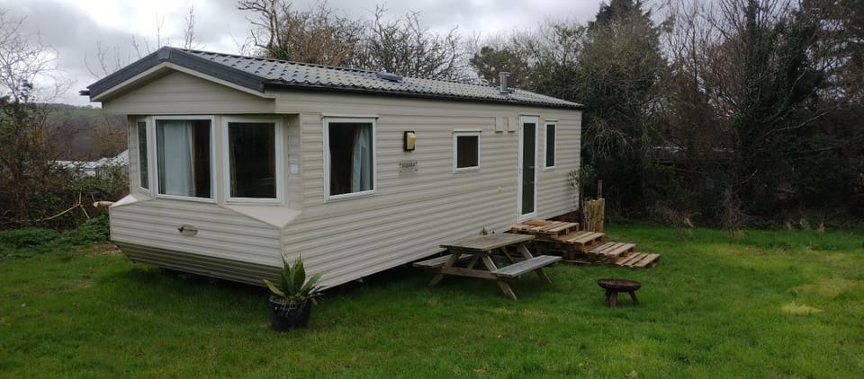 GLAMPING UNITS Choose Tiny House or the Cosy Static Campground/ 
RV Resort in England