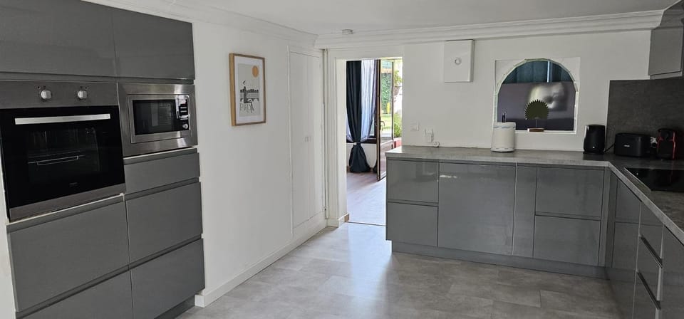 Appartement de 65m2 avec piscine partagée Apartment in Île-de-France