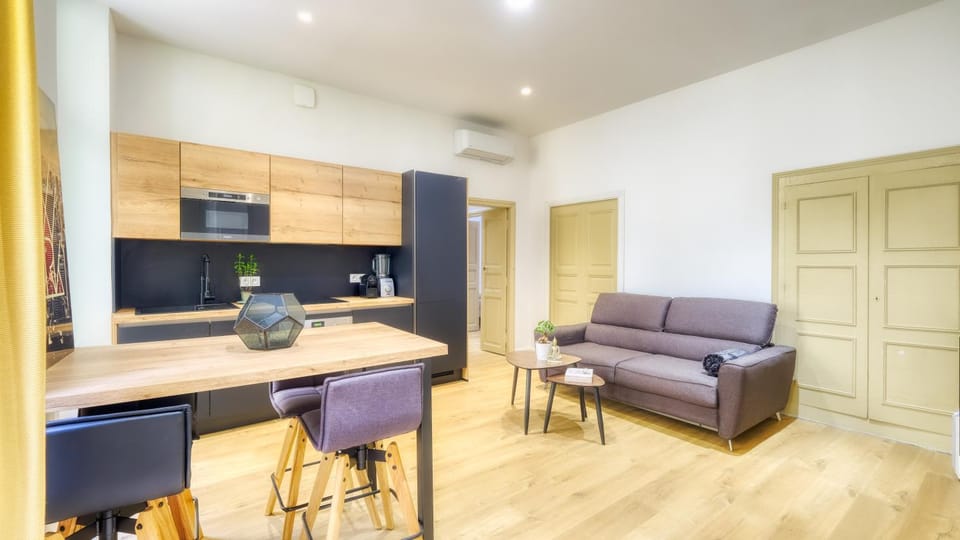 TV and multimedia, Living room, Dining area, stove, kitchen
