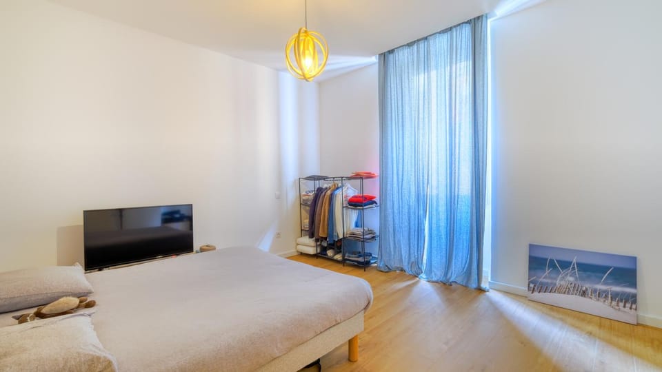 TV and multimedia, Photo of the whole room, Bedroom