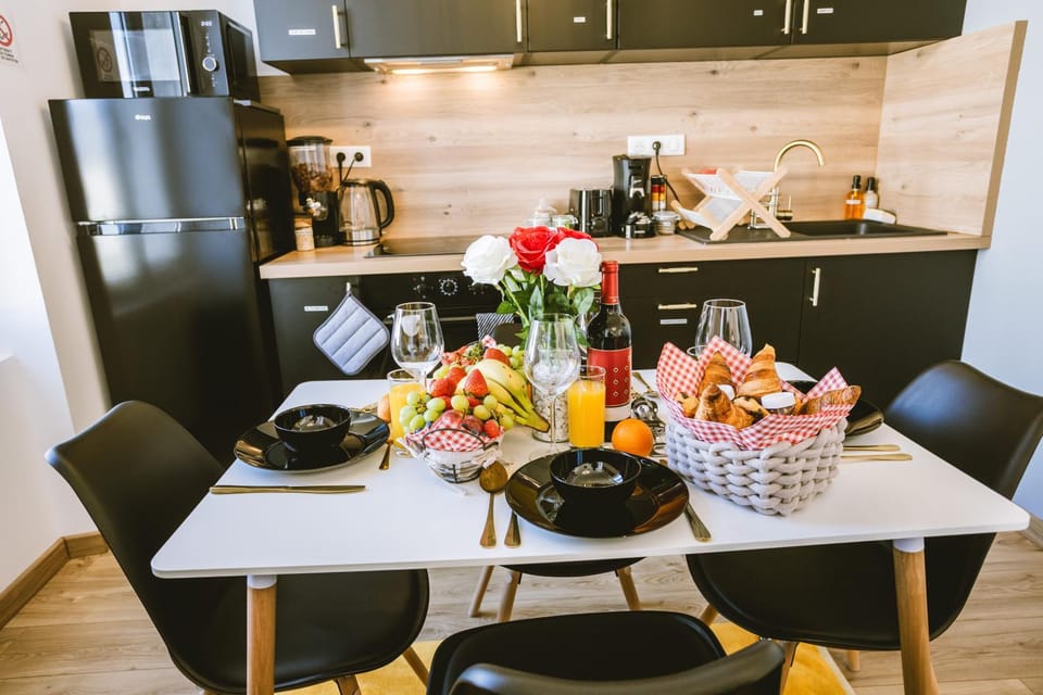 Coffee/tea facilities, Kitchen or kitchenette, Dining area, oven, stove, toaster