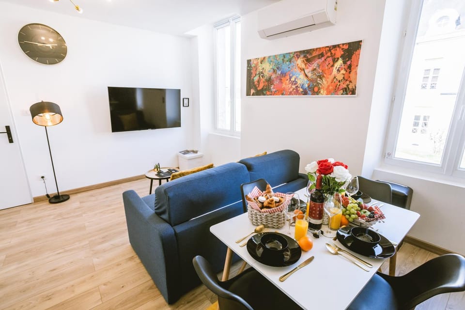 TV and multimedia, Living room, Seating area, Dining area