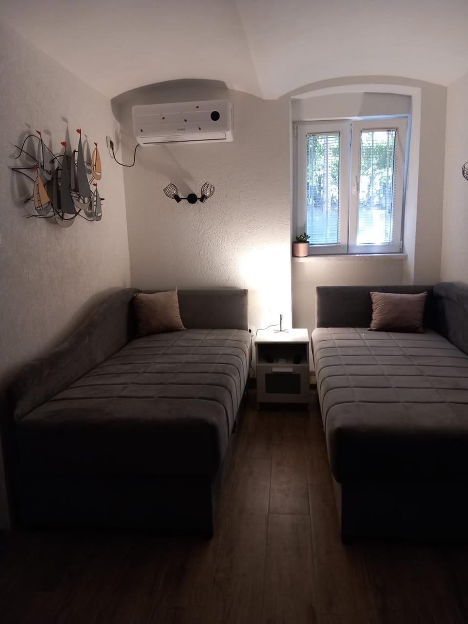 Bed, Living room, Bedroom, air conditioner