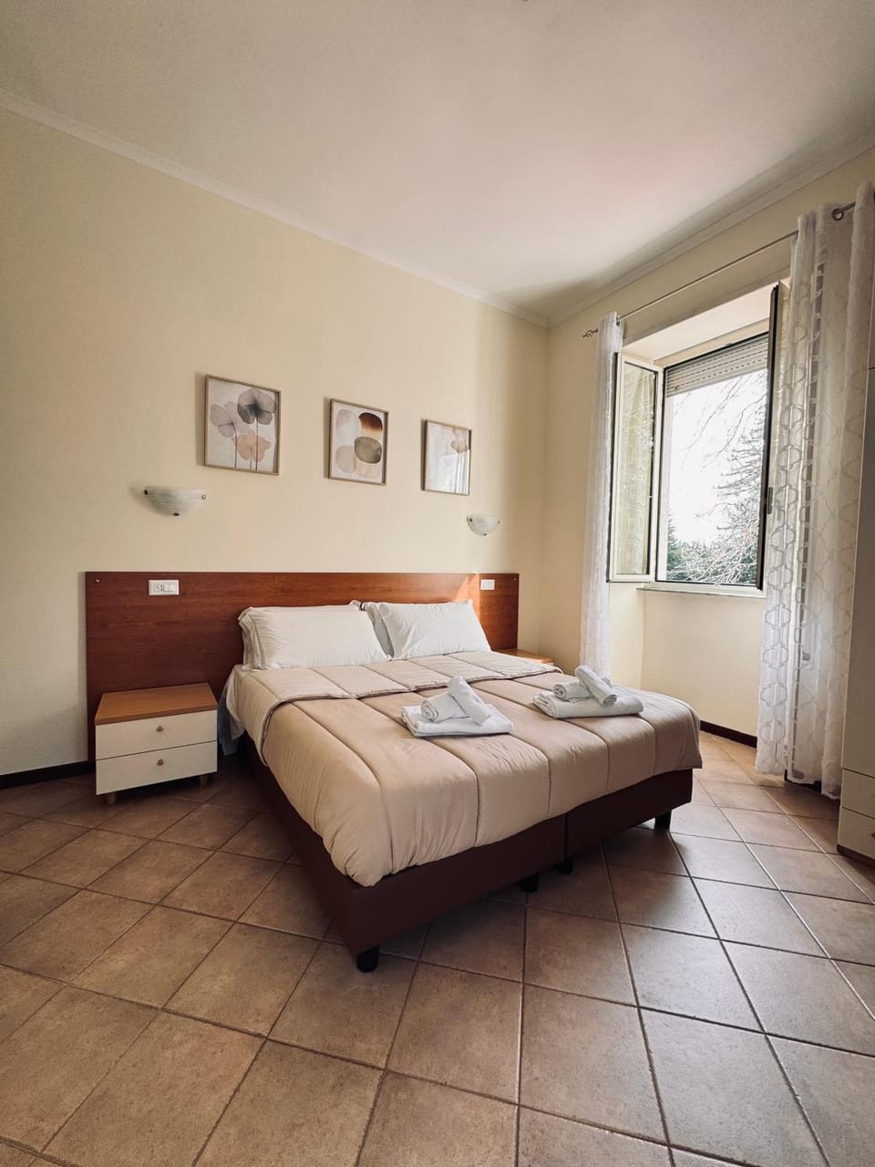 Bed, Photo of the whole room, Bedroom, towels