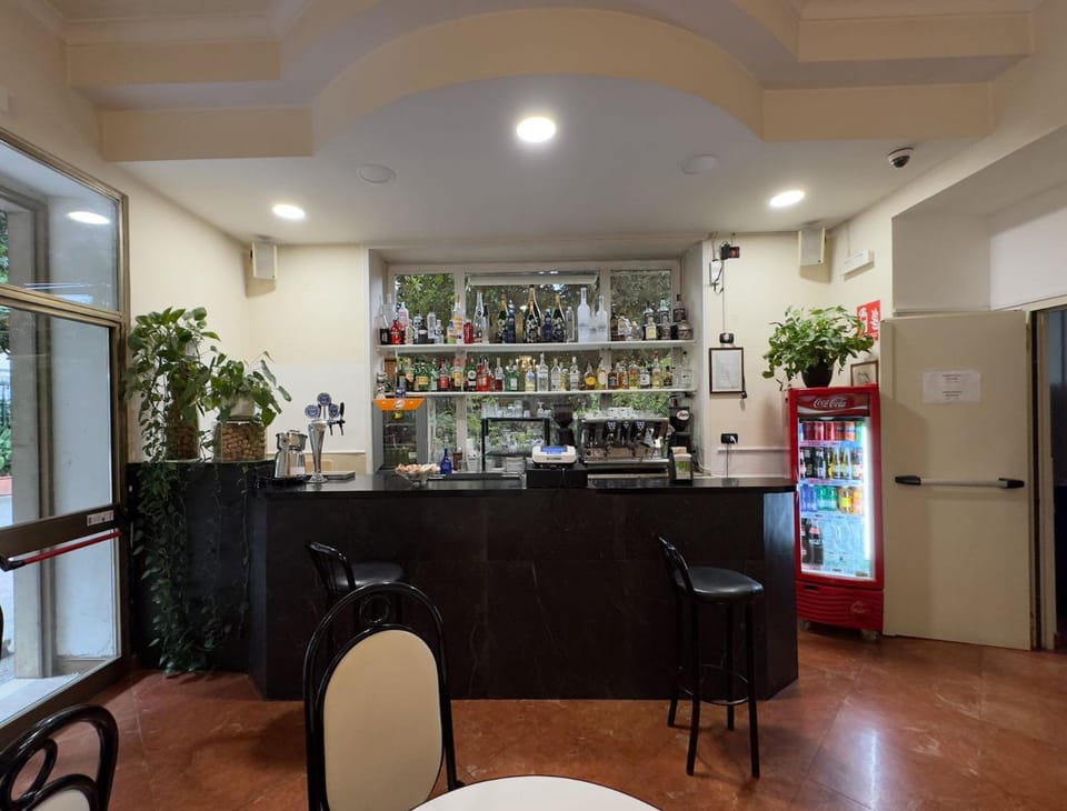Restaurant/places to eat, Lounge or bar, Food and drinks, Drinks