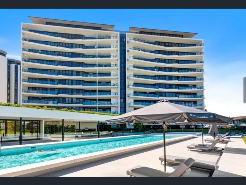 Property building, Day, Swimming pool, sunbed