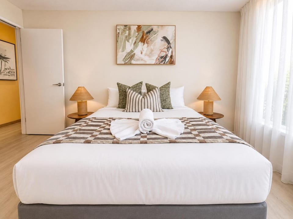 Bed, Photo of the whole room, Bedroom, towels