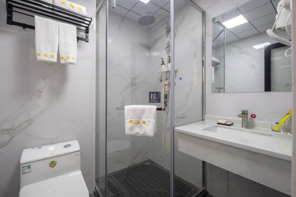 Shower, Toilet, towels