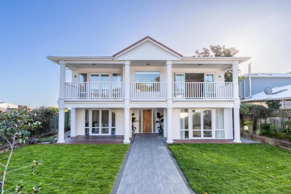 Property building, Patio, Facade/entrance, Balcony/Terrace