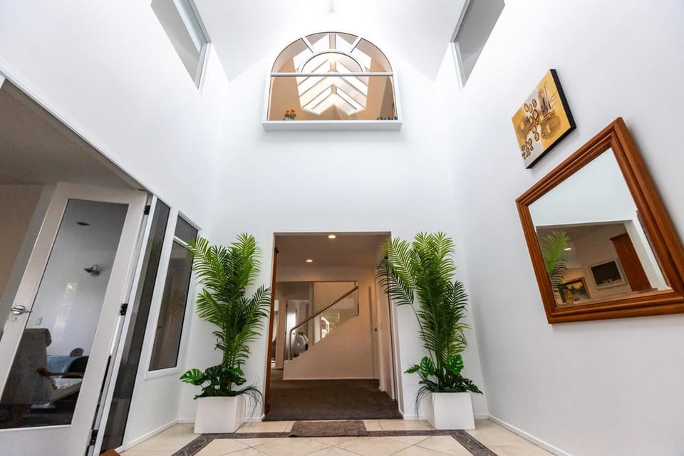 Beachfront Kapiti Sands, up to 25 guests! Villa in Wellington Region