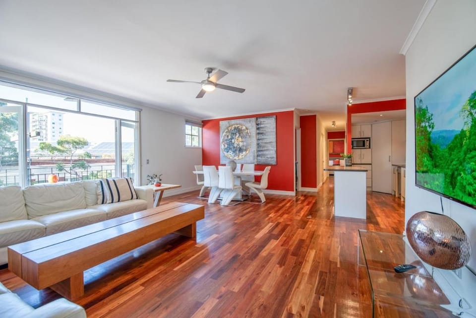 TV and multimedia, Living room, Seating area, Dining area