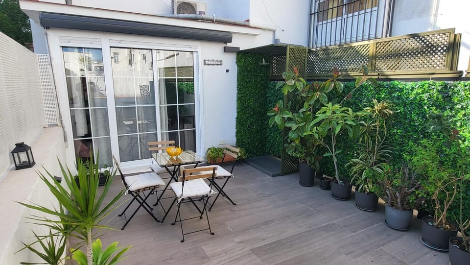 New! Cozy for couples with private patio Apartment in Seville