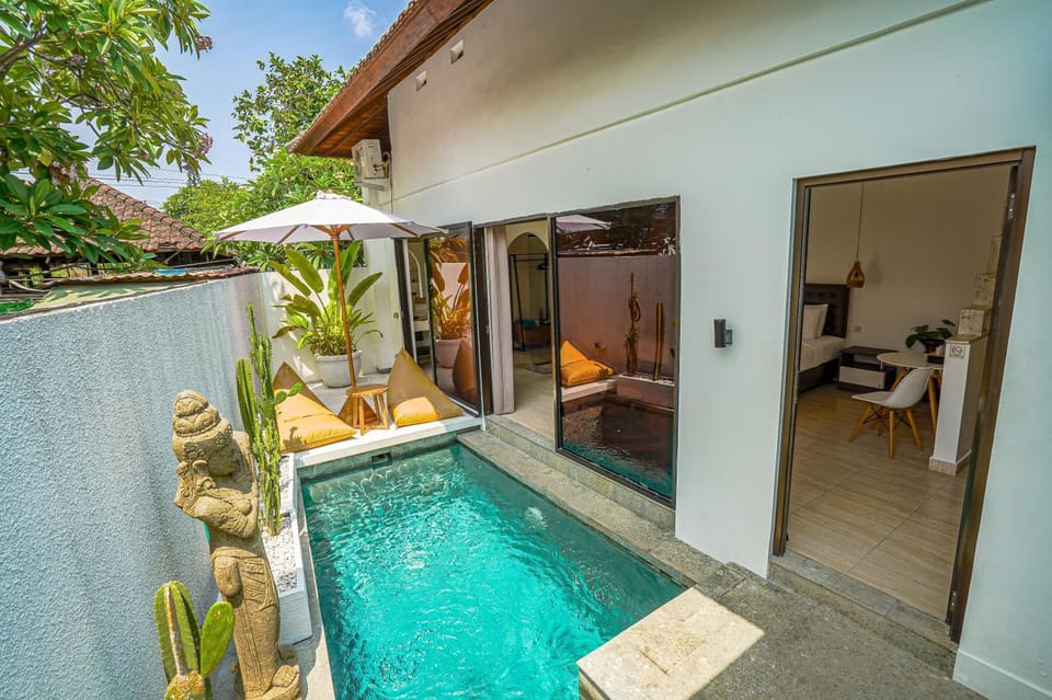 Property building, Balcony/Terrace, Pool view, Swimming pool, sunbed