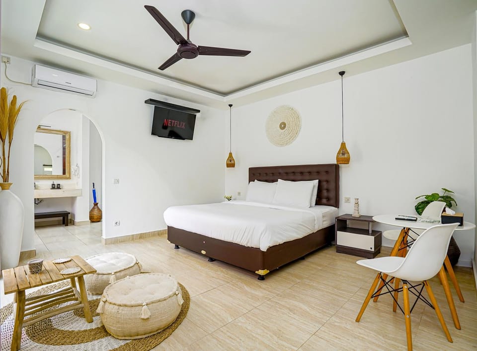 Bed, TV and multimedia, Living room, Photo of the whole room, Seating area, Bedroom, air conditioner