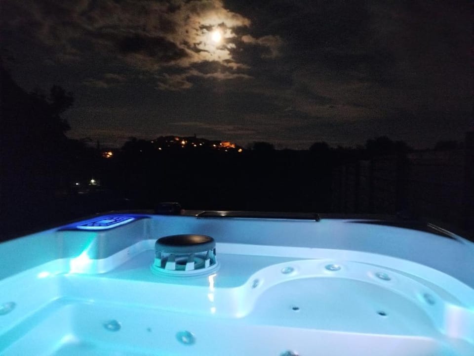 Hot Tub, Spa and wellness centre/facilities